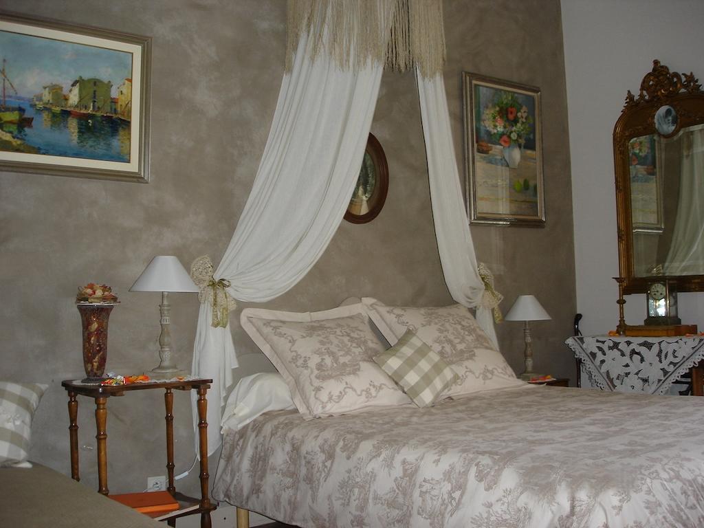 Le Petit Chateau - Tiffauges Proche Puy Dufou 객실 사진